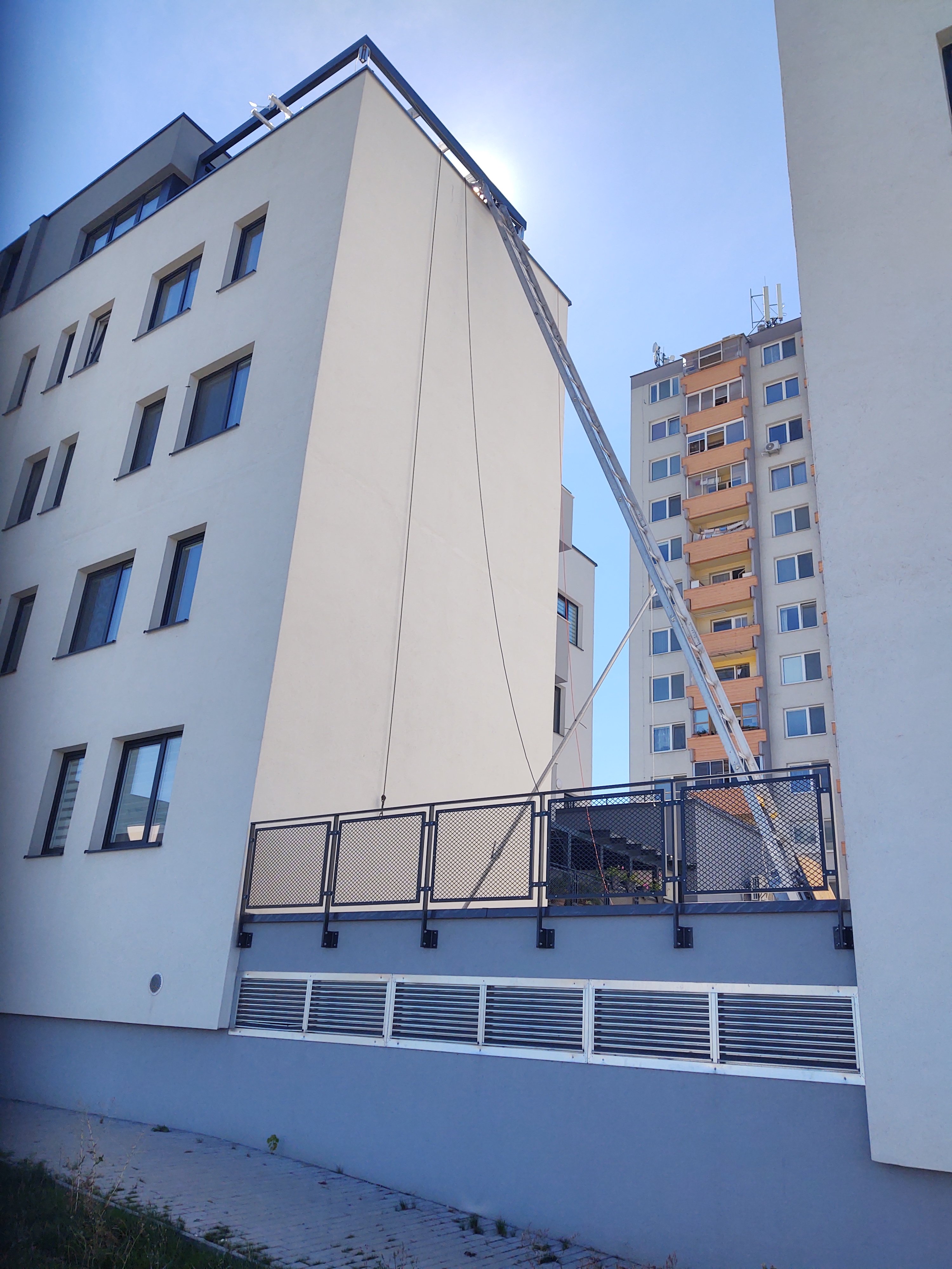 Montáž pergoly na terase výškovej budovy