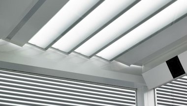 Pergola s priesvitnými lamelami zo skla Pergola s priesvitnými lamelami zo skla