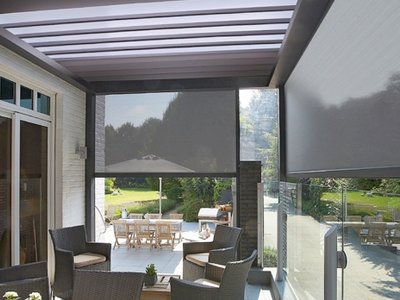 Pergola s priesvitnými lamelami zo skla