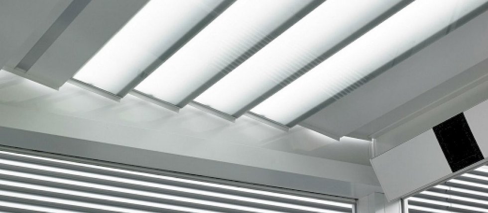 Pergola s priesvitnými lamelami zo skla